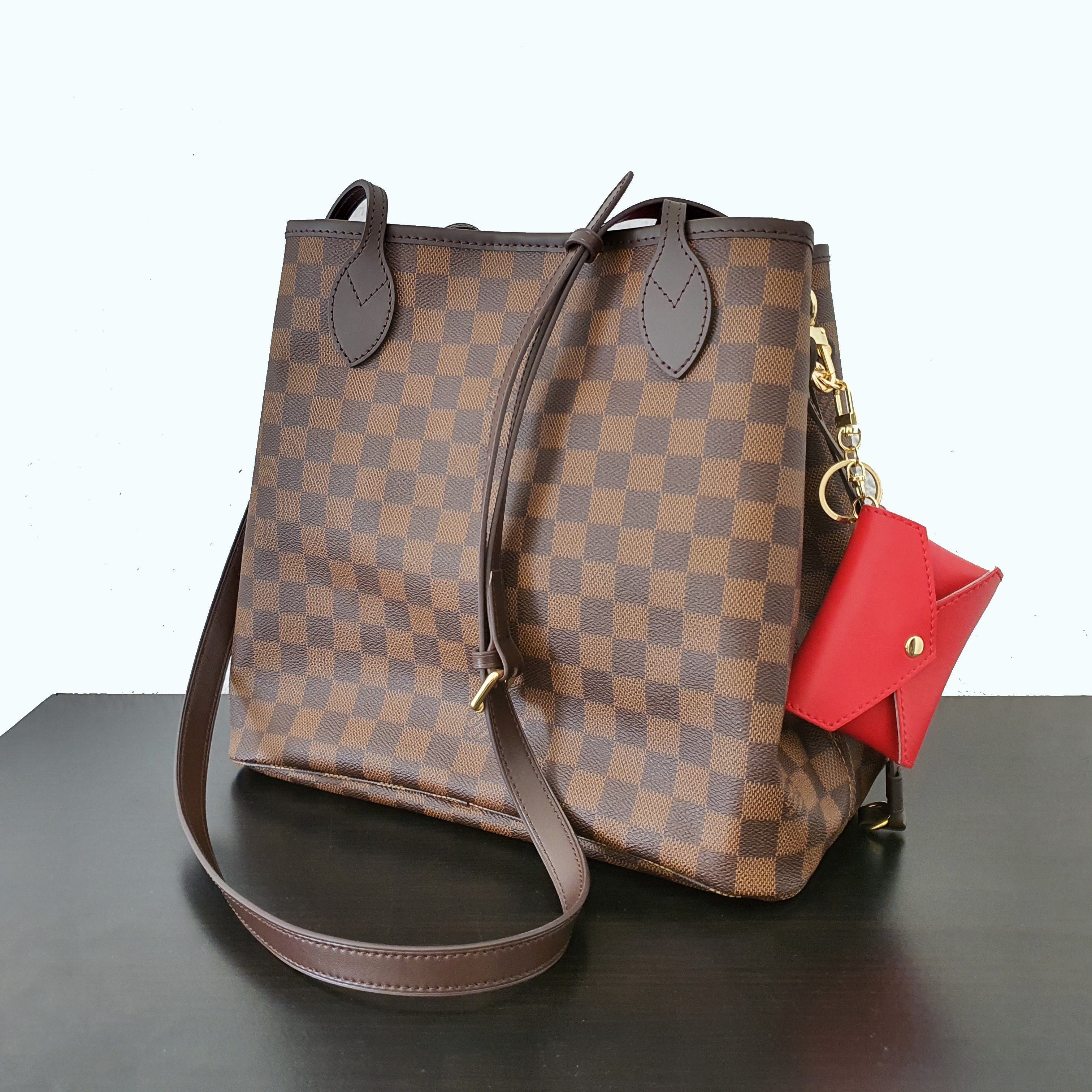 How to turn the Louis Vuitton Neverfull MM into a crossbody bag