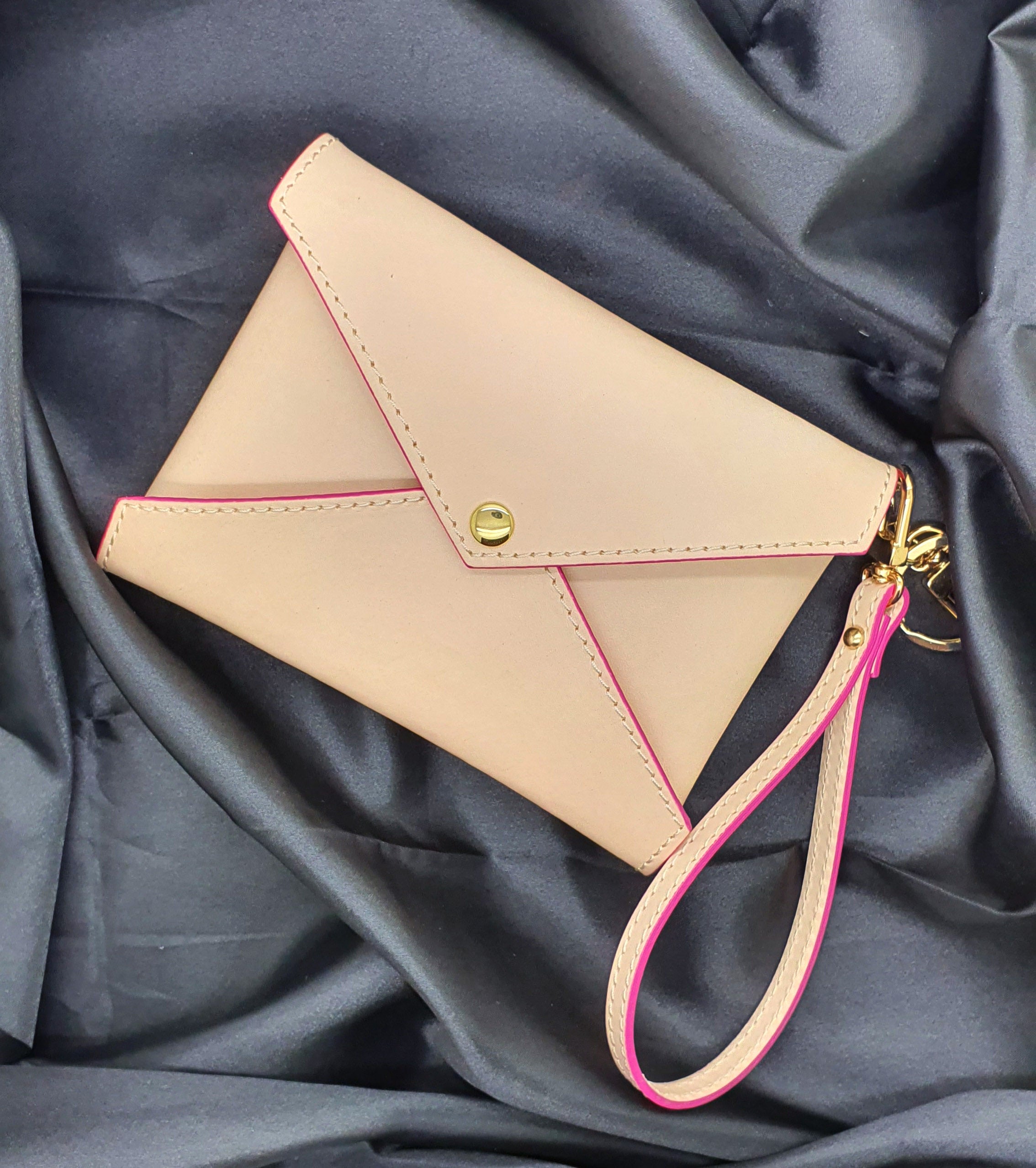 ÉDITION LIMITÉE - POCHETTE ENVELOPPE DE TAILLE MOYENNE VACHETTA NATUREL - VITRAGE ROSE CHAUD