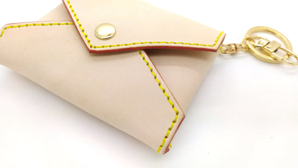 <transcy>Charm de sac mini enveloppe en cuir naturel Vachetta</transcy>